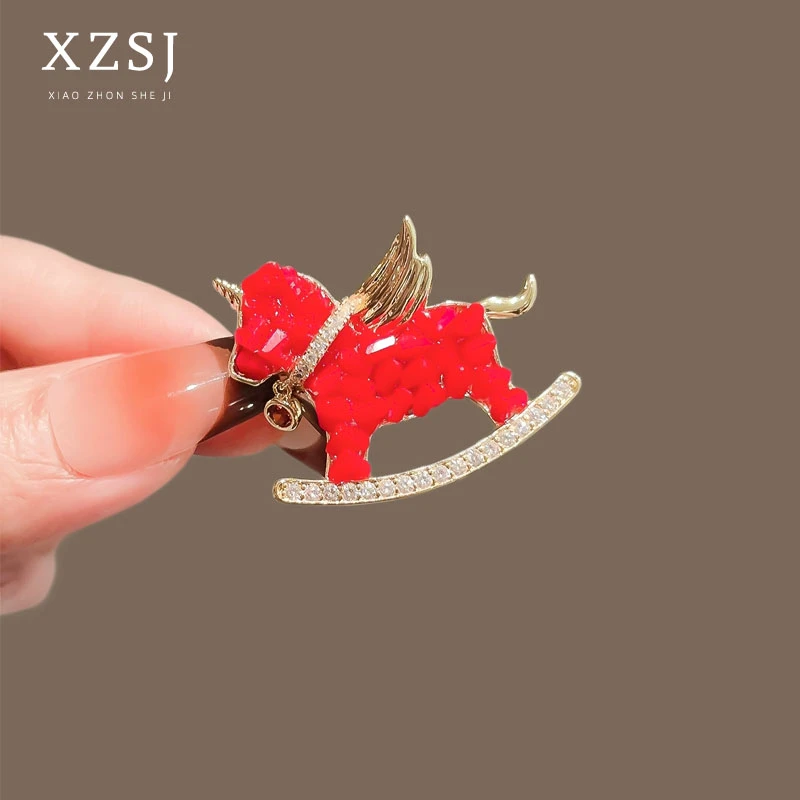 铜锆石胸针 水晶红色小飞马胸花女气质可爱卡通别针精致马年配饰