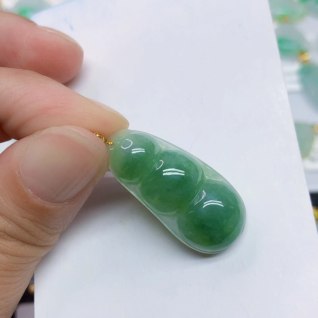 颈饰18K金镶嵌翡翠豆子