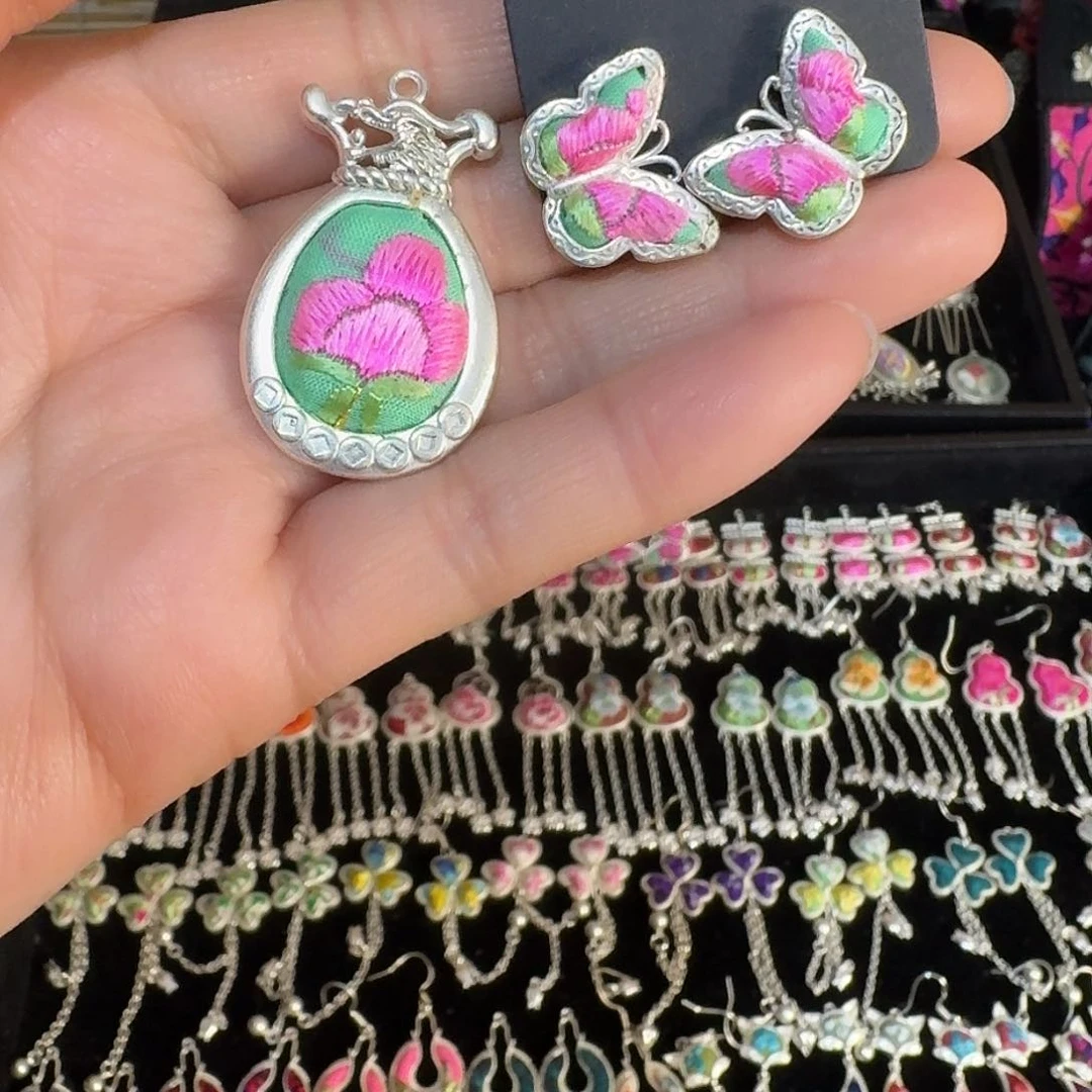 织绣荼**开民族风刺绣耳环