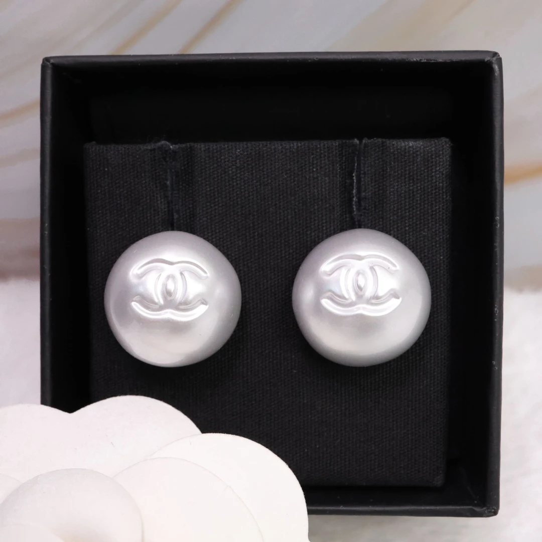 未使用 Chanel/香奈儿 25新款白色亚克力中号圆球耳钉 06282