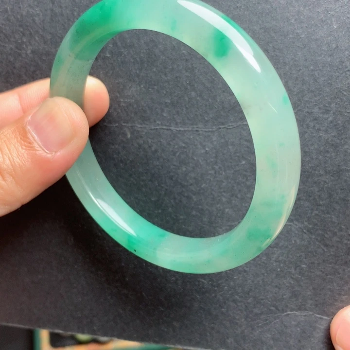 未镶嵌手镯石英质玉