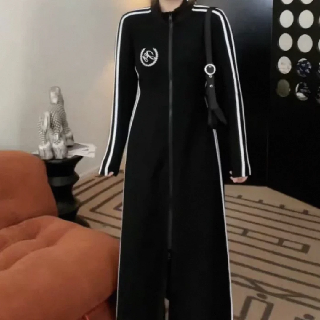 大码高级感正肩卫衣连衣裙早秋女2025新款胖mm遮肉显瘦黑色长裙子