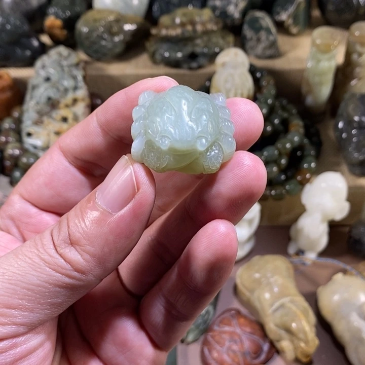 透闪石质玉未镶嵌挂件