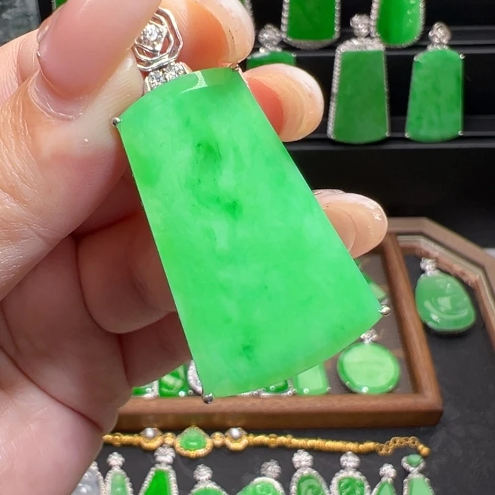 翡翠18K金镶嵌颈饰无事牌