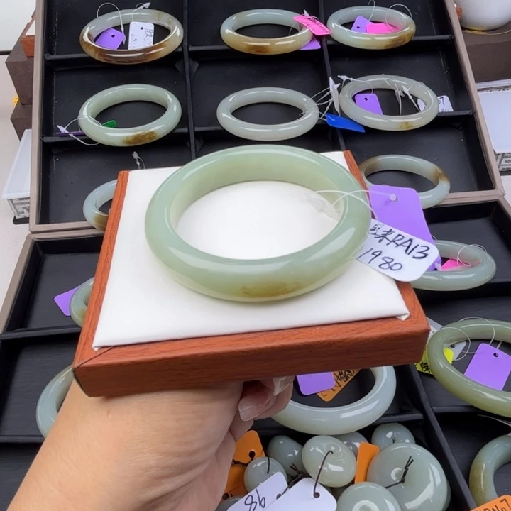 未镶嵌手镯和田玉七月