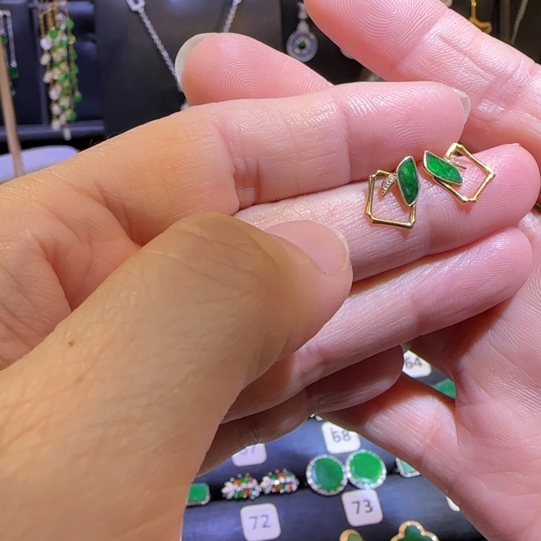 颈饰18K金镶嵌翡翠