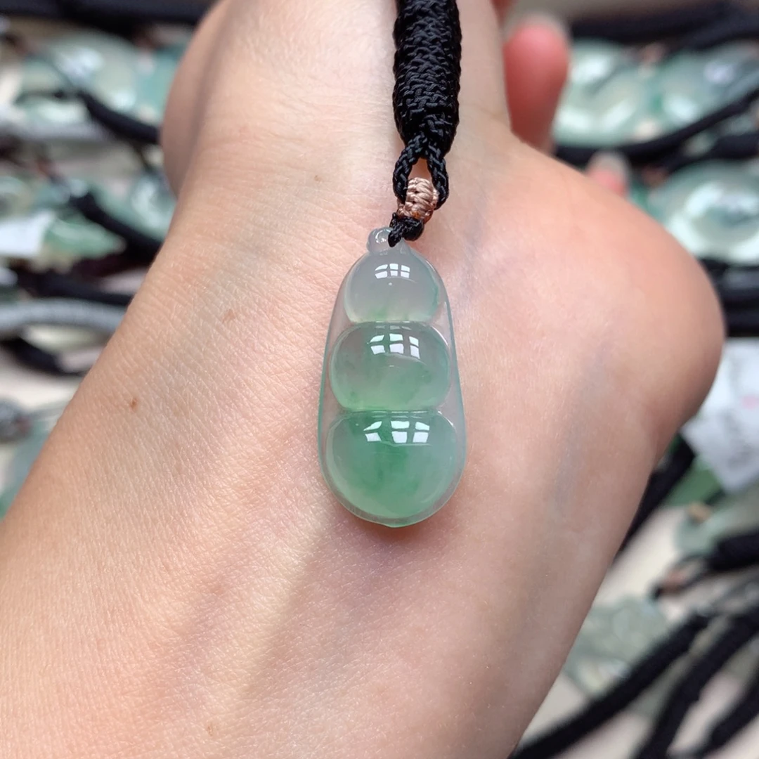 翡翠未镶嵌颈饰福豆