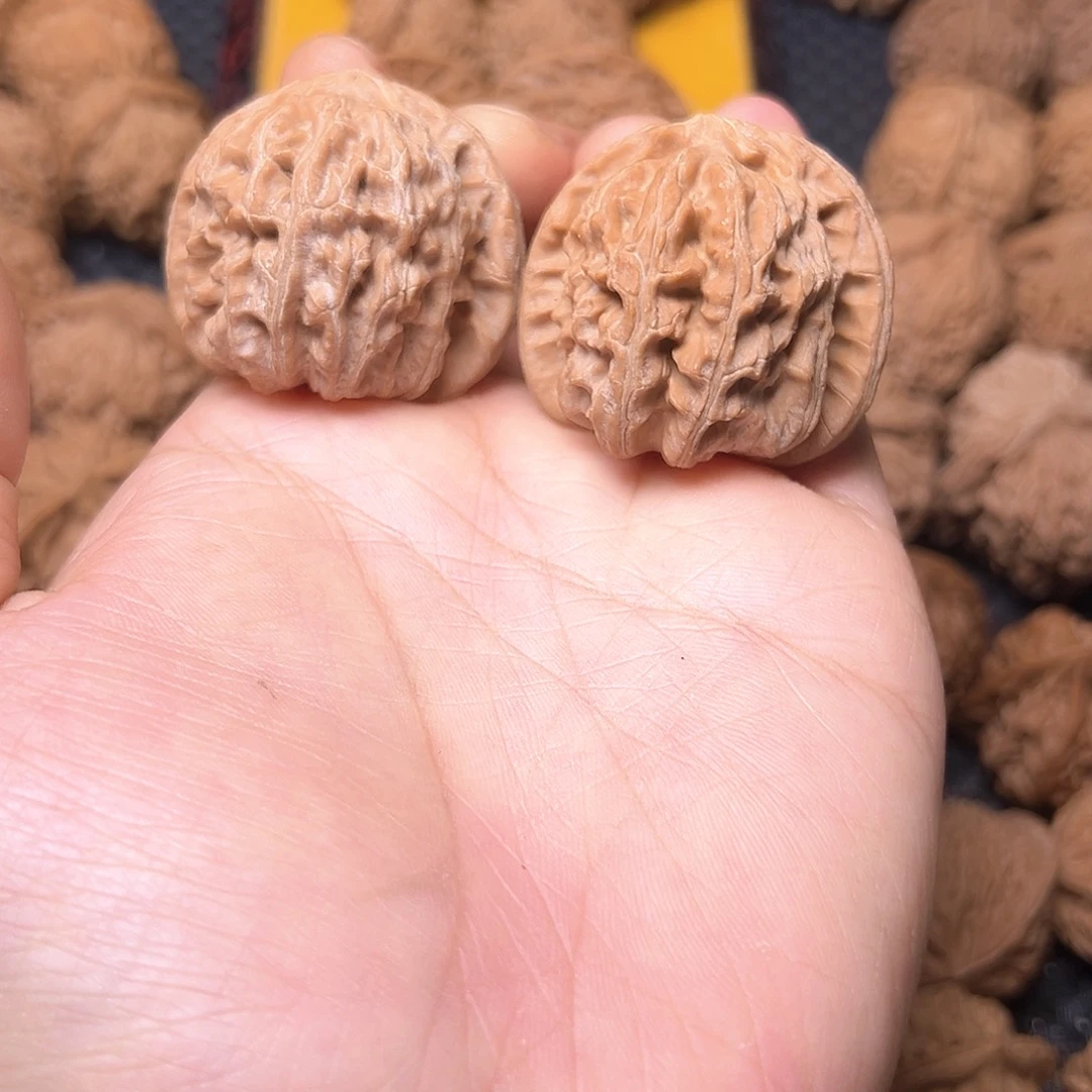 文玩核桃吊坠白狮子