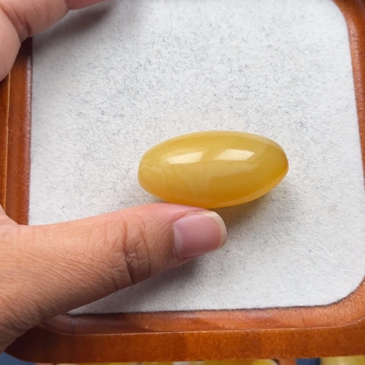 琥珀未镶嵌珠宝奇石M283号鸡油红