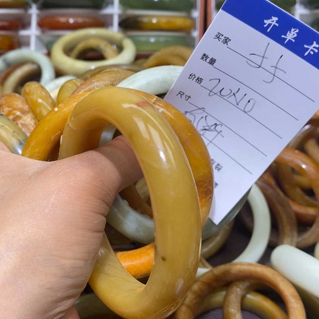 未镶嵌蛇纹石玉手镯何**卿