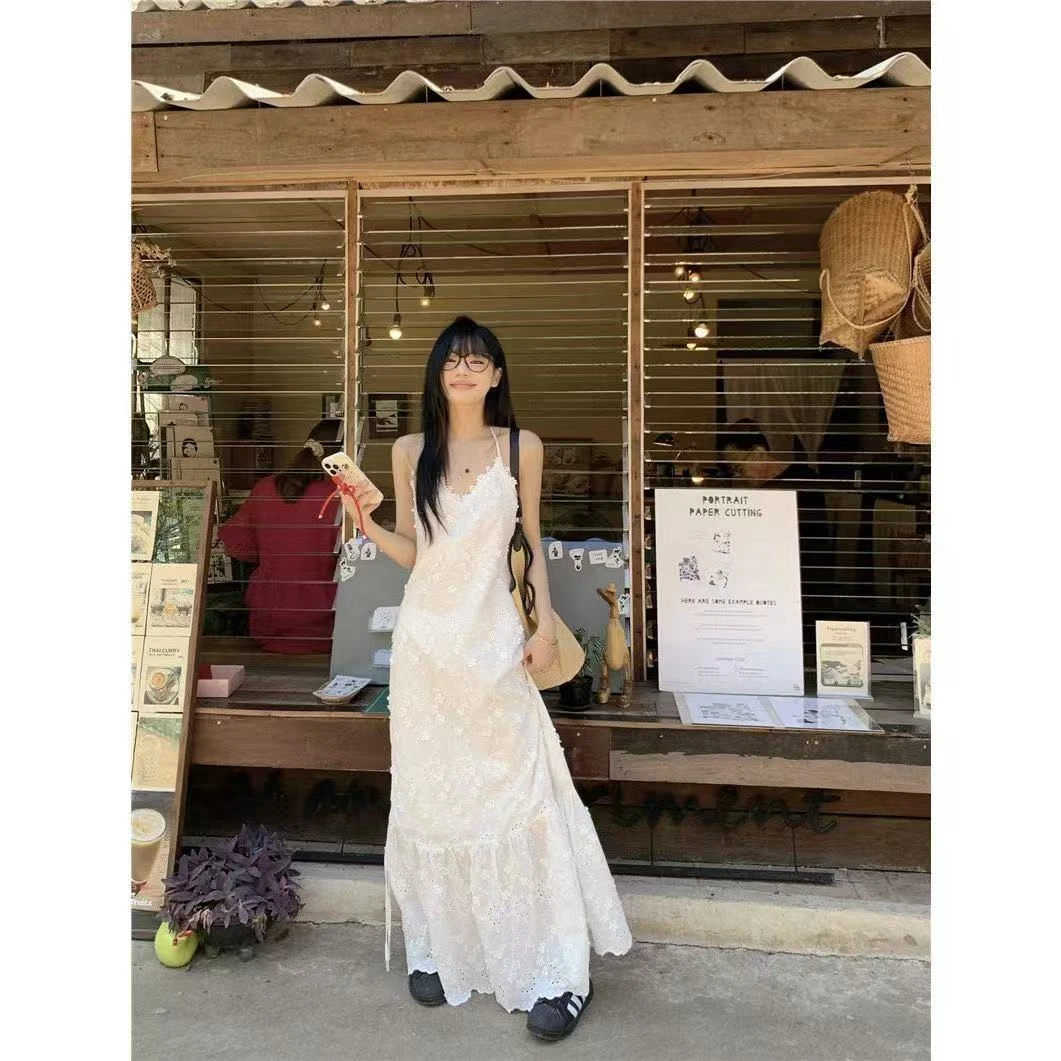 白色蕾丝花边挂脖吊带连衣裙女夏季收腰裙子海边完美国际联名裙子