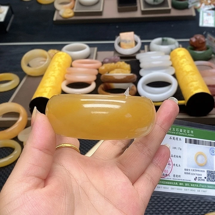 碎***片石英质玉（黄龙玉）未镶嵌手镯