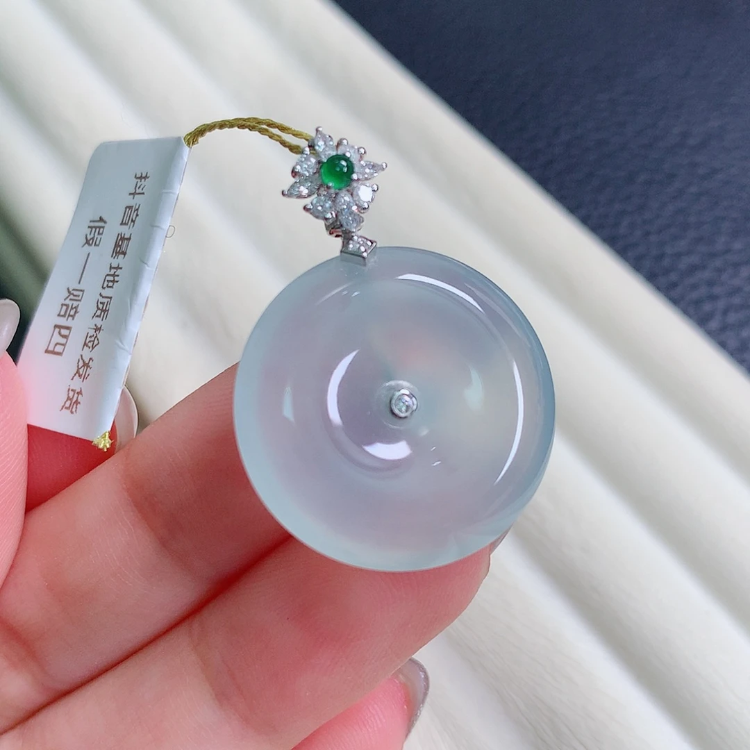 翡翠18K金镶嵌颈饰扣子