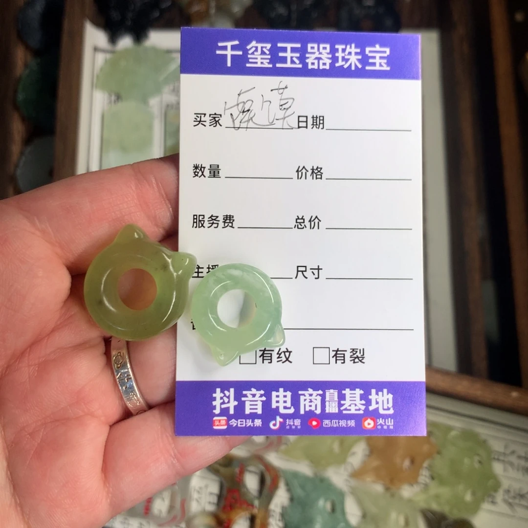 蛇纹石玉颈饰未镶嵌馍**?