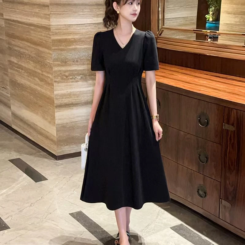 裙子方领爆款2025新款高级感收腰气质显瘦小黑裙赫本风短袖连衣裙