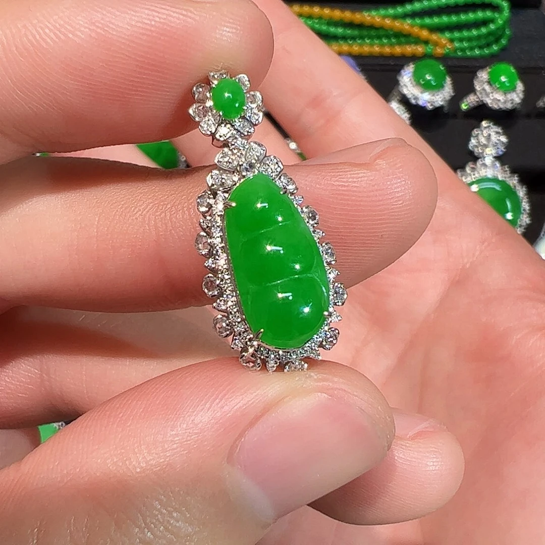 翡翠18K金镶嵌颈饰福豆