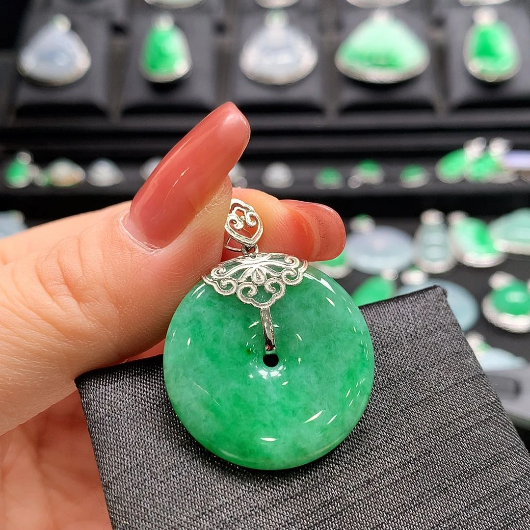 翡翠18K金镶嵌颈饰平安扣