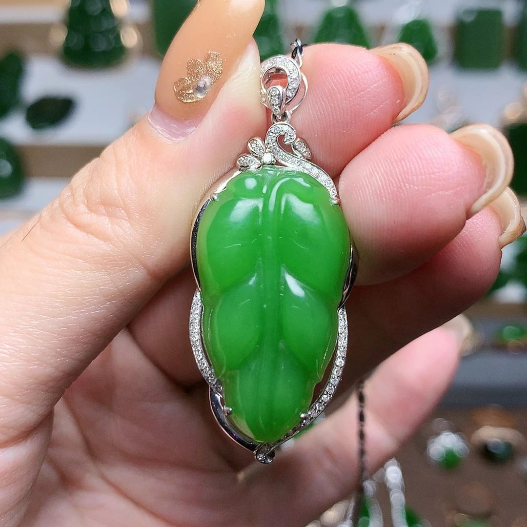 颈饰未镶嵌和田玉（碧玉）