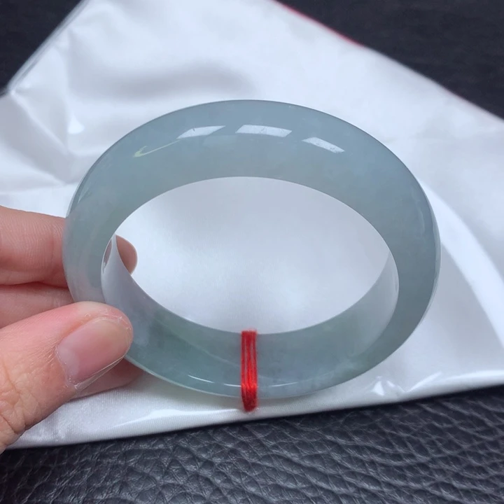 翡翠手镯未镶嵌。