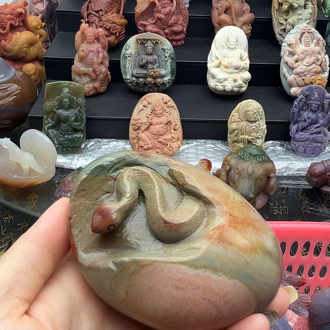 颈饰未镶嵌石英质玉