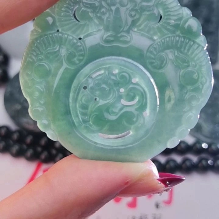 翡翠颈饰未镶嵌天然的A货翡翠多样性发货