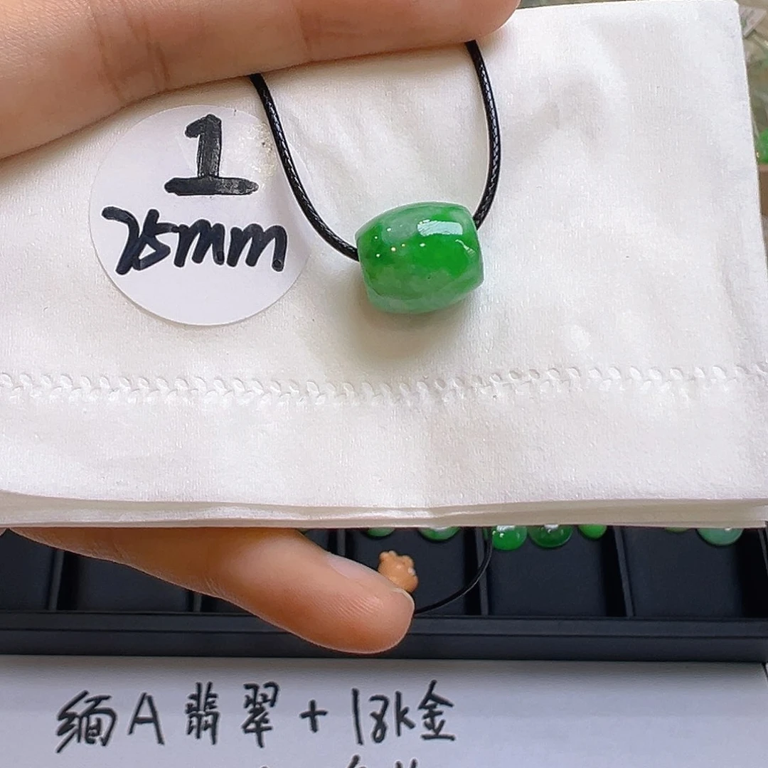 翡翠未镶嵌颈饰你