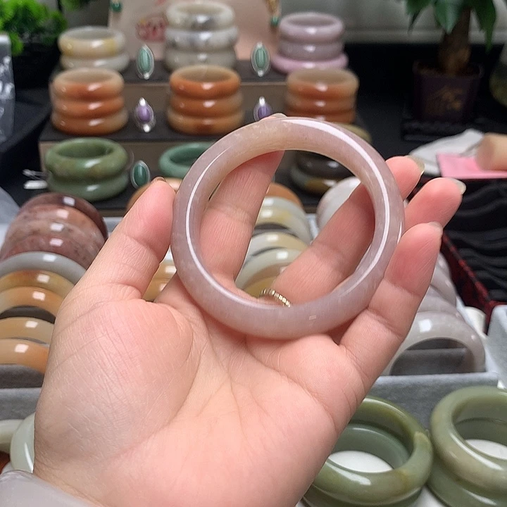未镶嵌玉石英质玉（佘太翠）