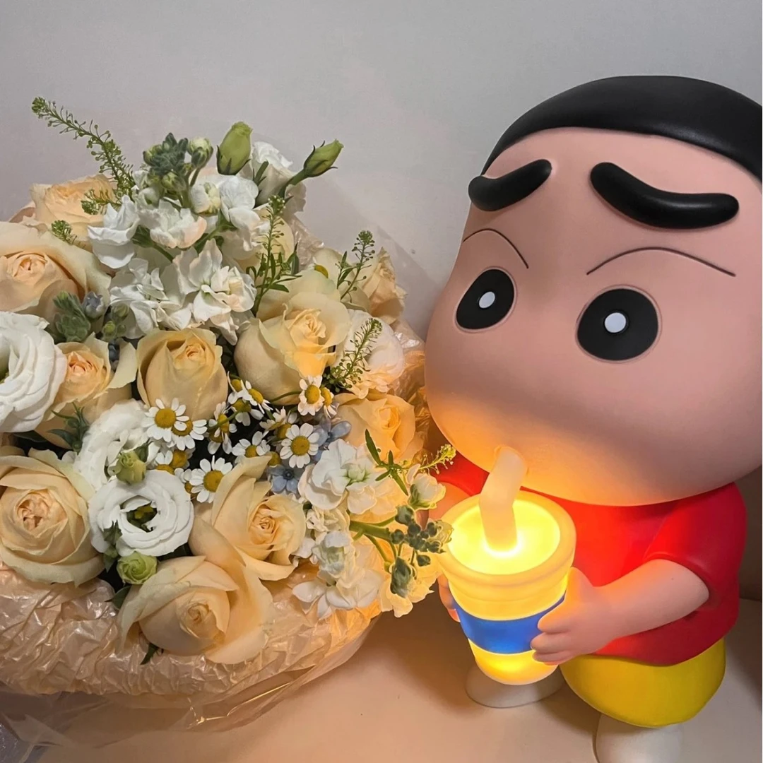99*升级现货　可可爱爱发光蜡笔小新　手办摆件高约25ｃｍ