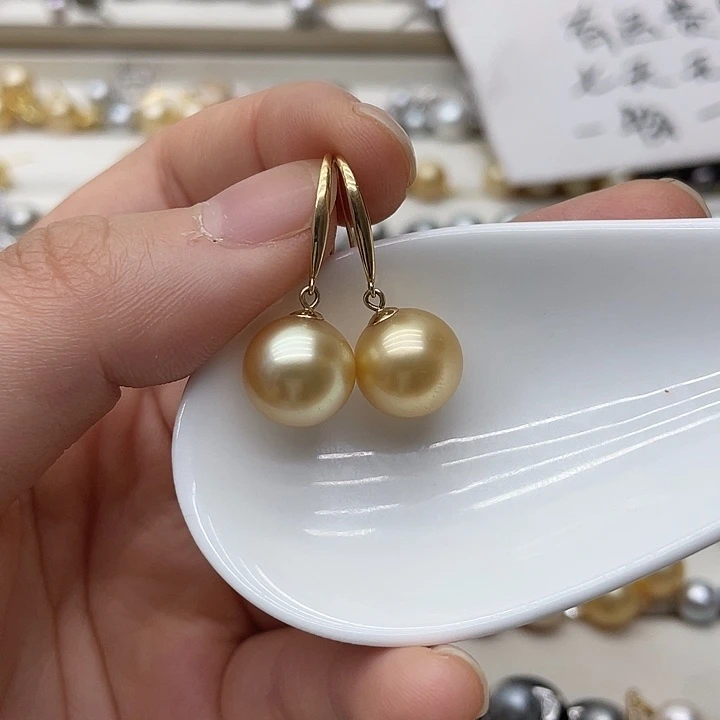 18K金镶嵌海水珍珠耳饰