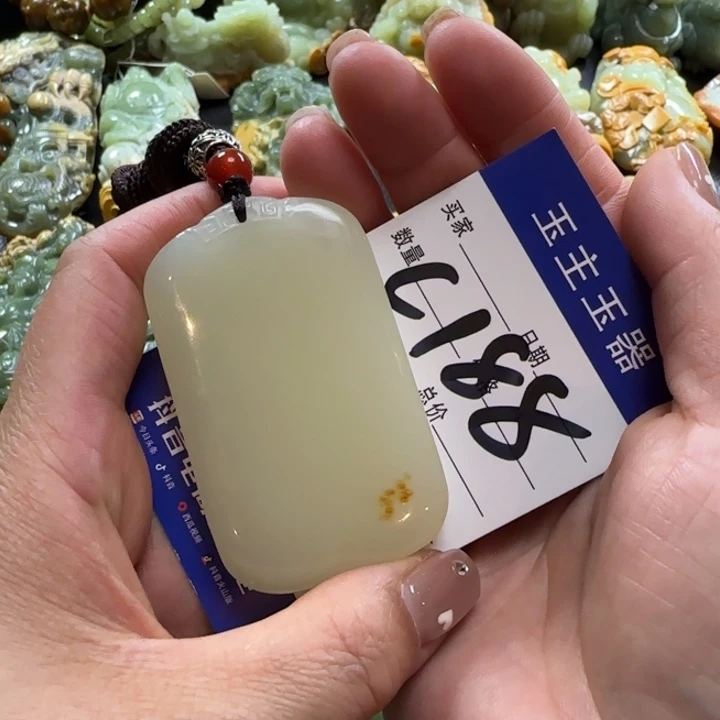 透闪石质玉未镶嵌挂件