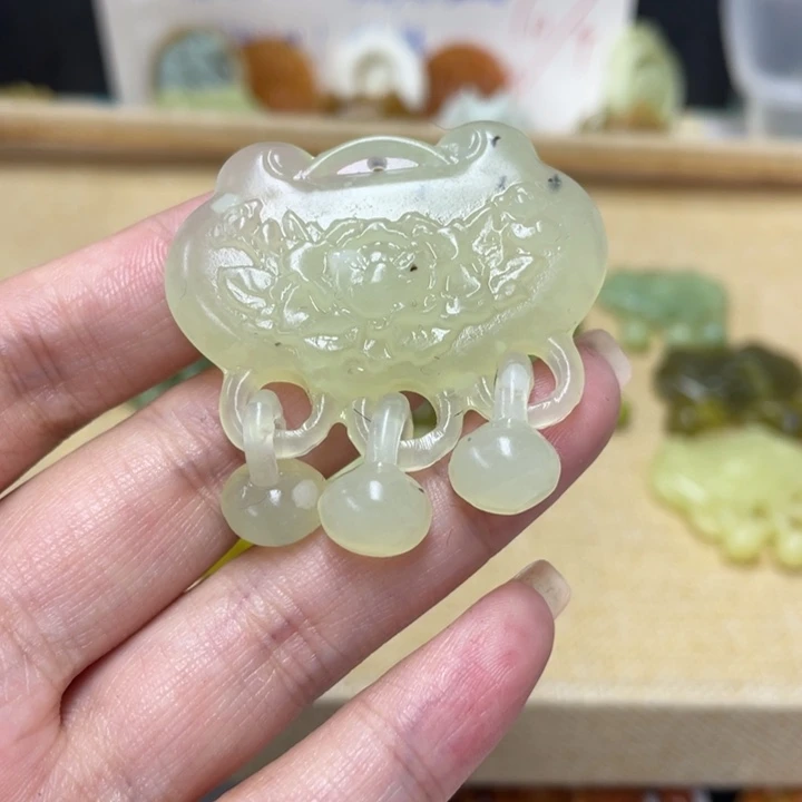李***睿合金蛇纹石玉颈饰