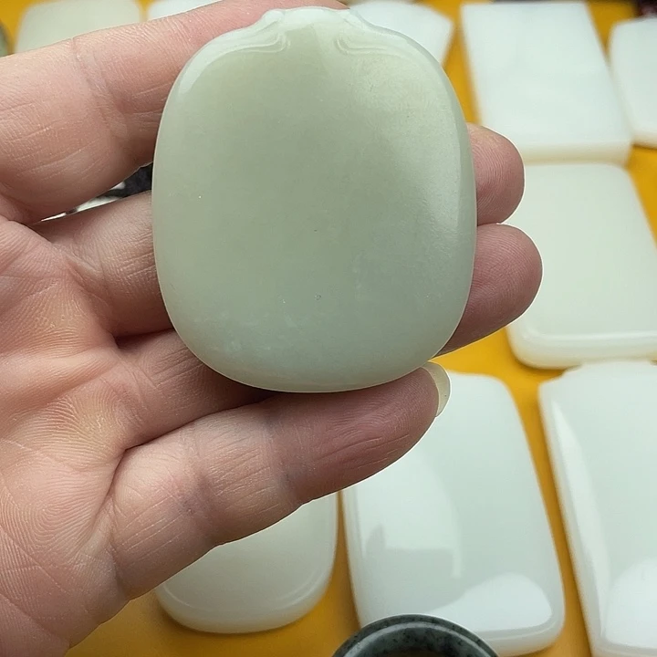 颈饰未镶嵌和田玉（糖玉）