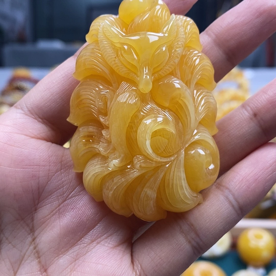 琥珀未镶嵌珠宝奇石36.14鸡油黄白花蜡九尾狐吊坠