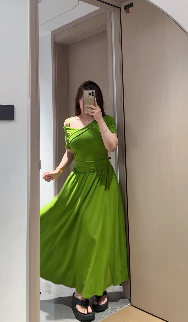 少量现现【一茹】胖MM赫本风短袖连衣裙子女斜肩吊带纯欲露肩长裙