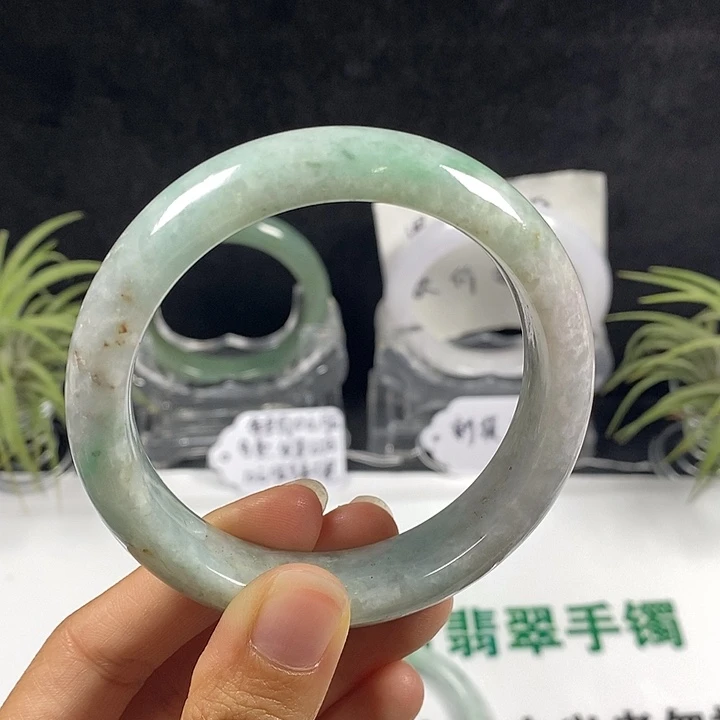 未镶嵌手镯翡翠31号。 57圈