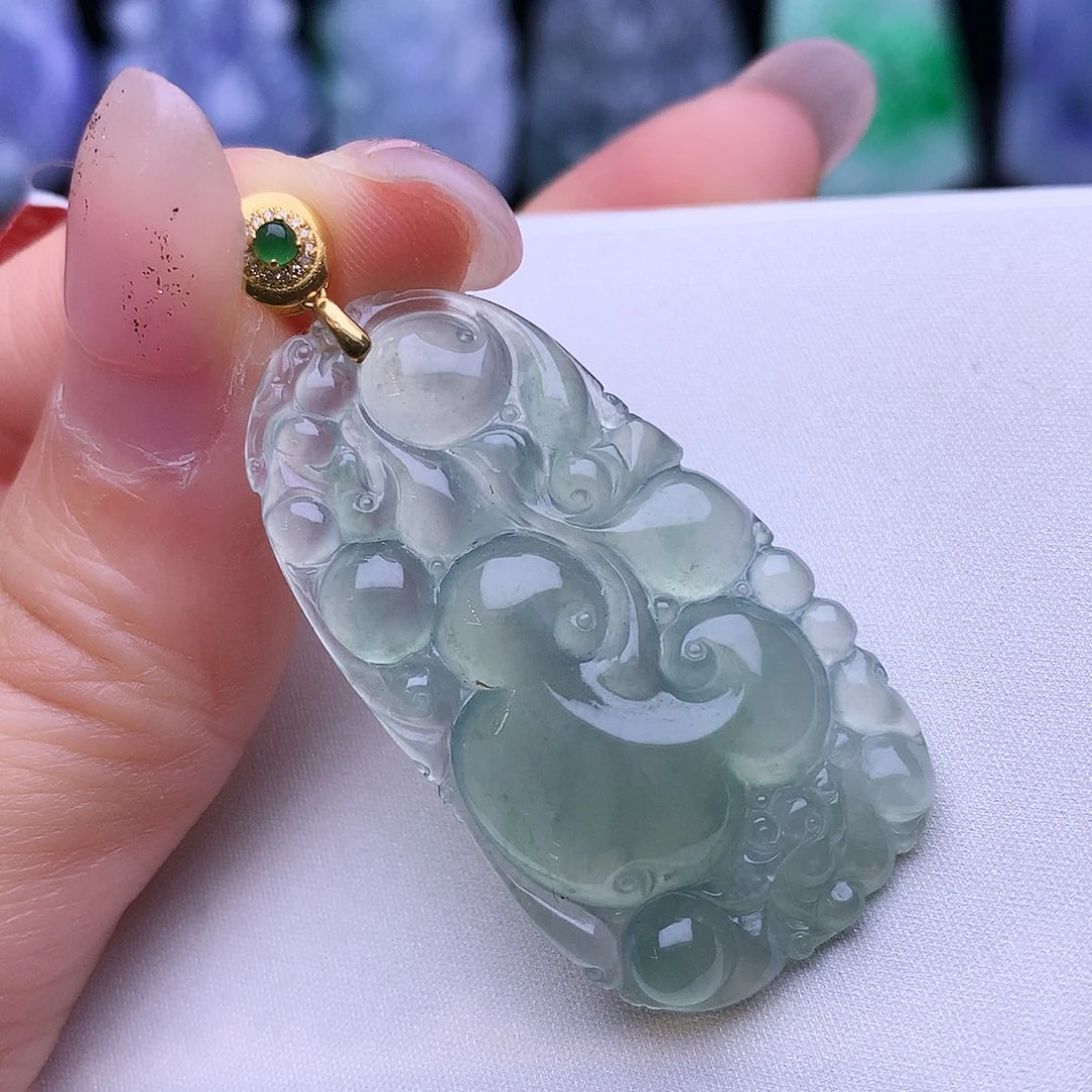 翡翠18K金镶嵌颈饰如意