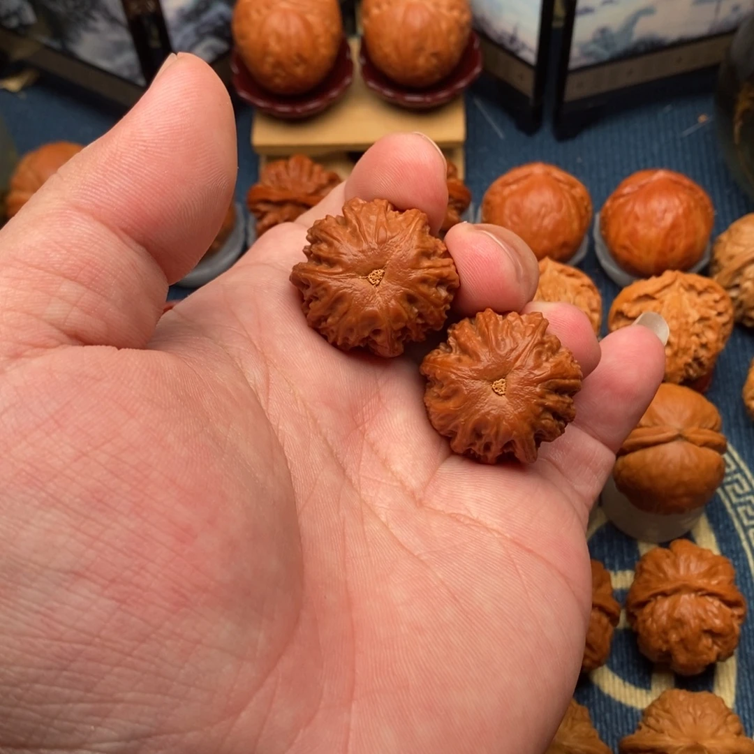 二***的把件文玩核桃三棱