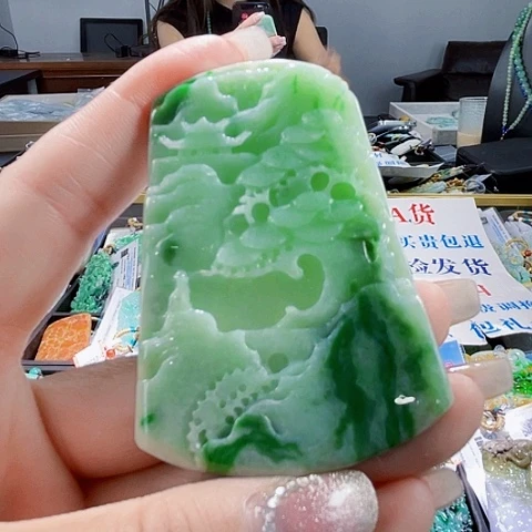 翡翠未镶嵌颈饰一个