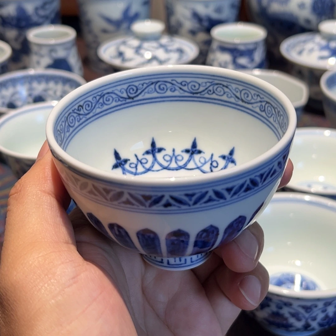 精品青花菊瓣纹宝相鸡心杯口径约8.5厘米