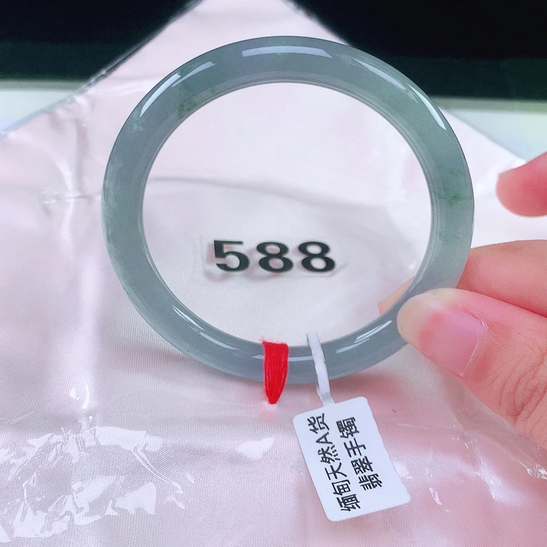 翡翠手镯未镶嵌翡翠手镯