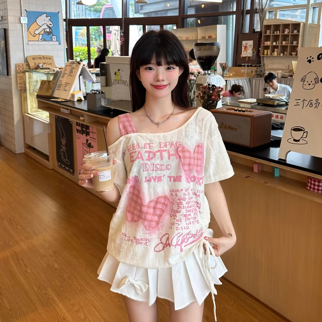 字母蝴蝶涂鸦斜领露肩短袖T恤女夏季甜辣妹宽松显瘦不规则上衣潮