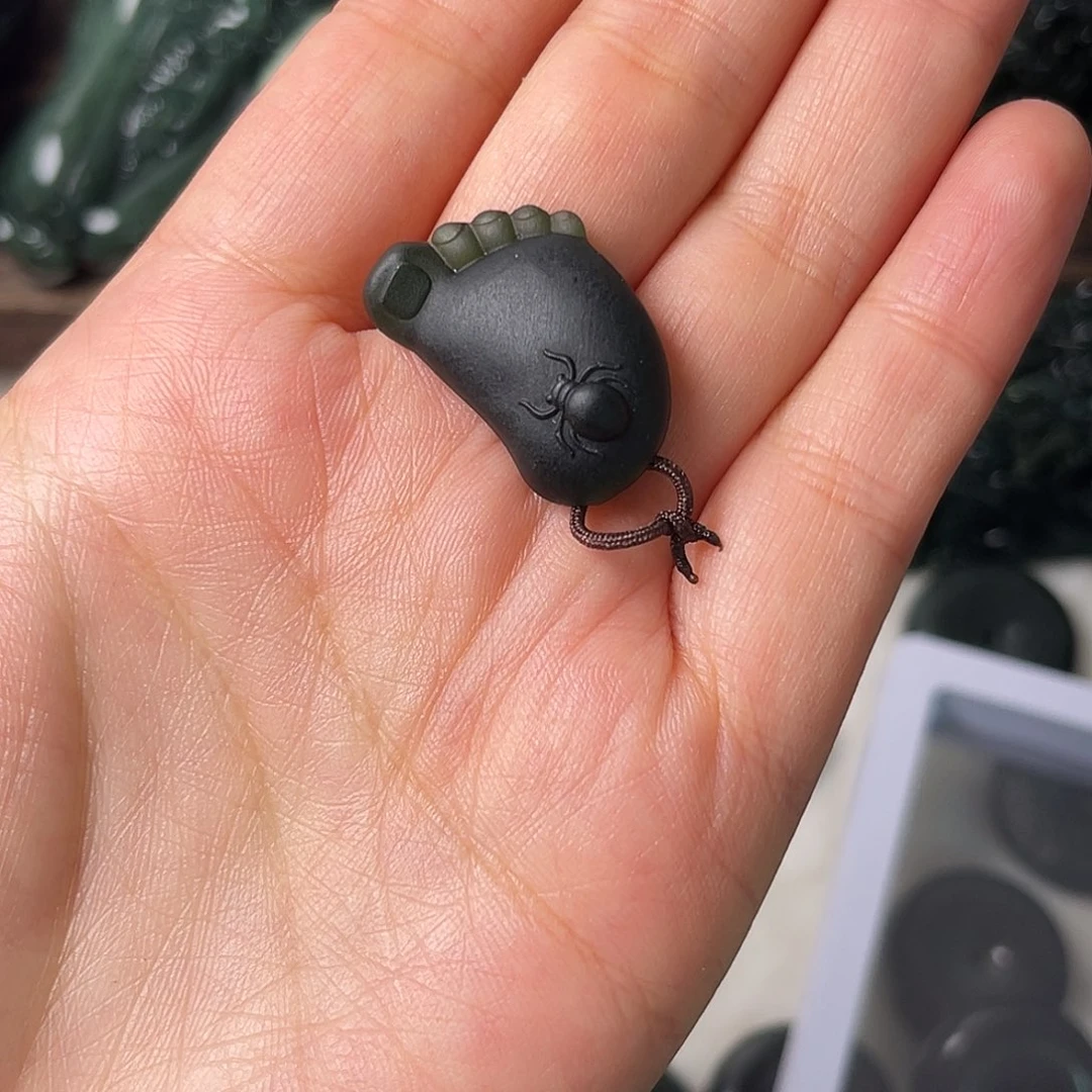 渡***。蛇纹石玉合金颈饰
