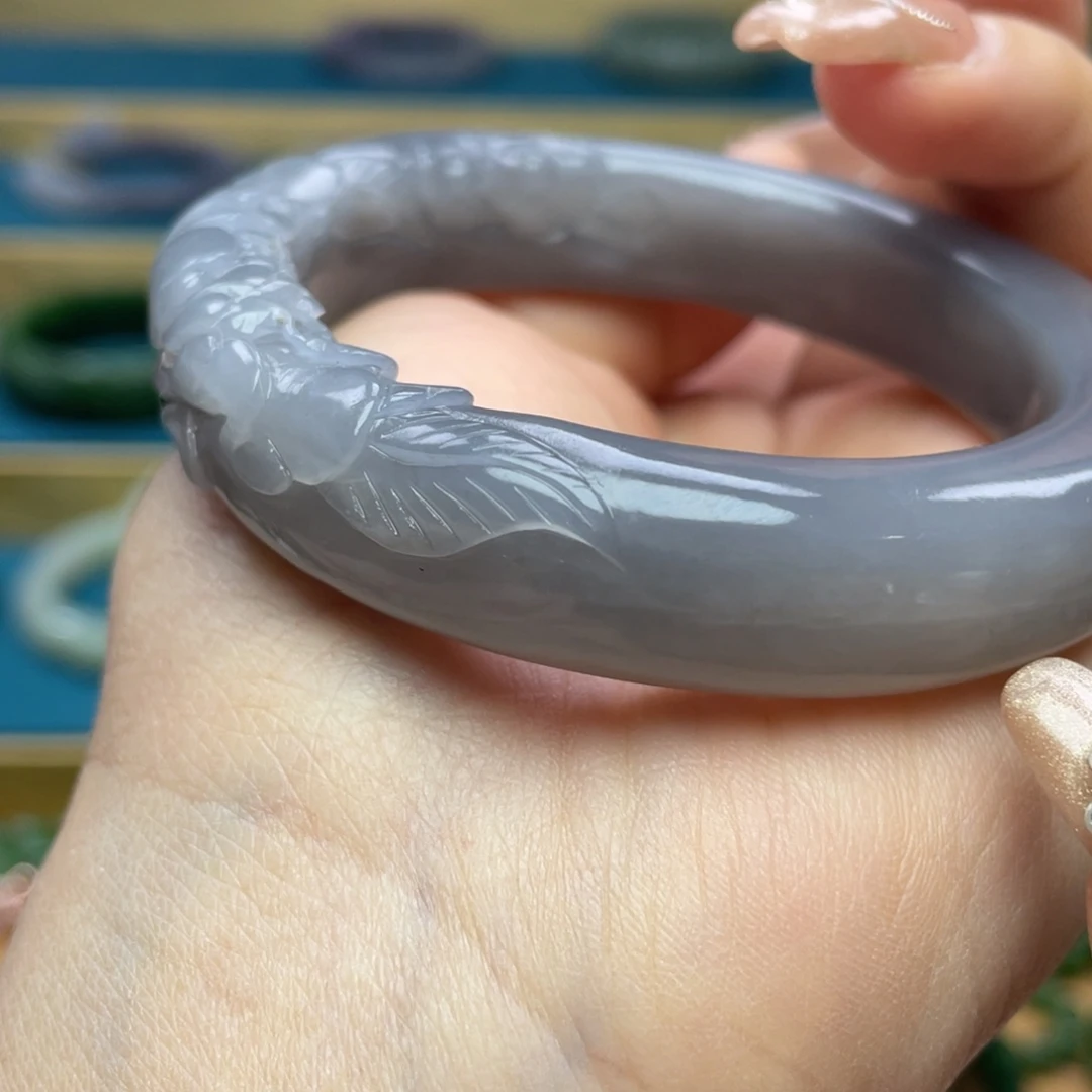 和田玉手镯55圈口。编号12未镶嵌