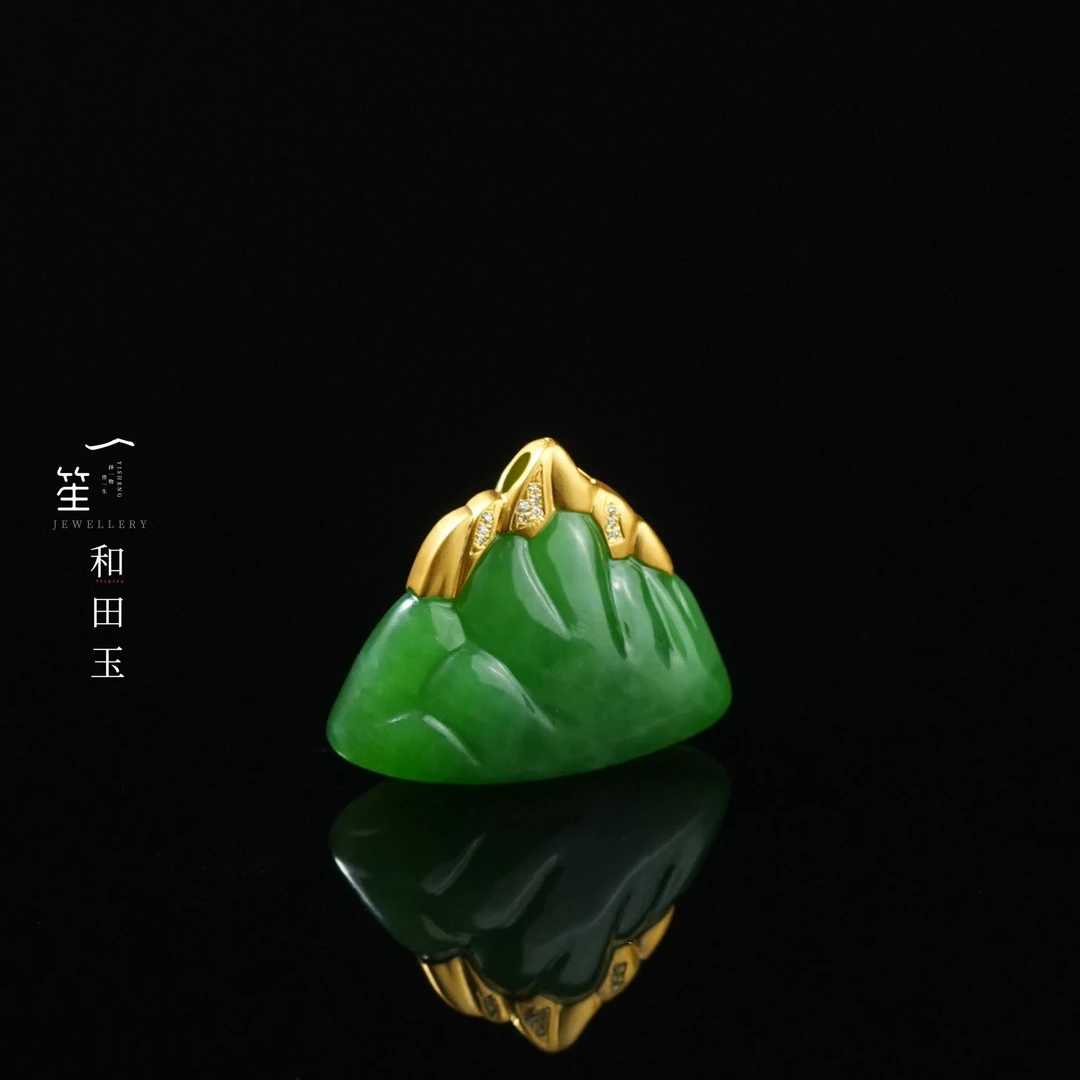 【一笙珠宝】日照金山 · 和田玉辣绿满色满肉吊坠18k金镶嵌 YS20544