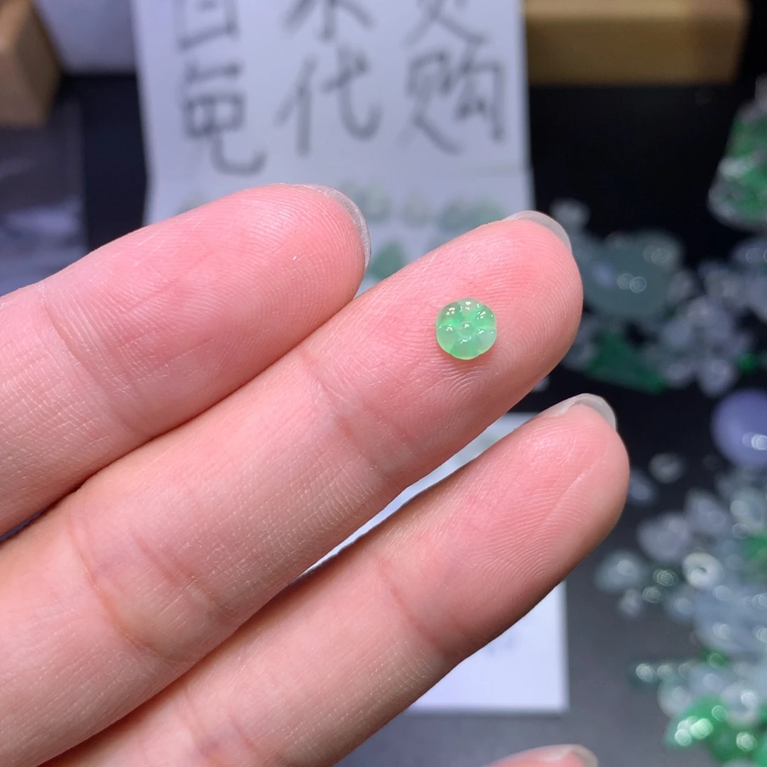 翡翠未镶嵌颈饰小花