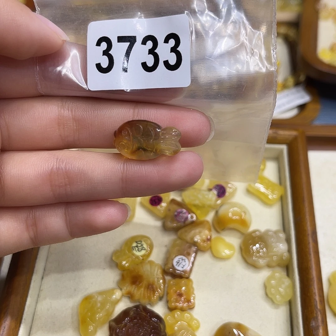 与***熊琥珀未镶嵌珠宝奇石