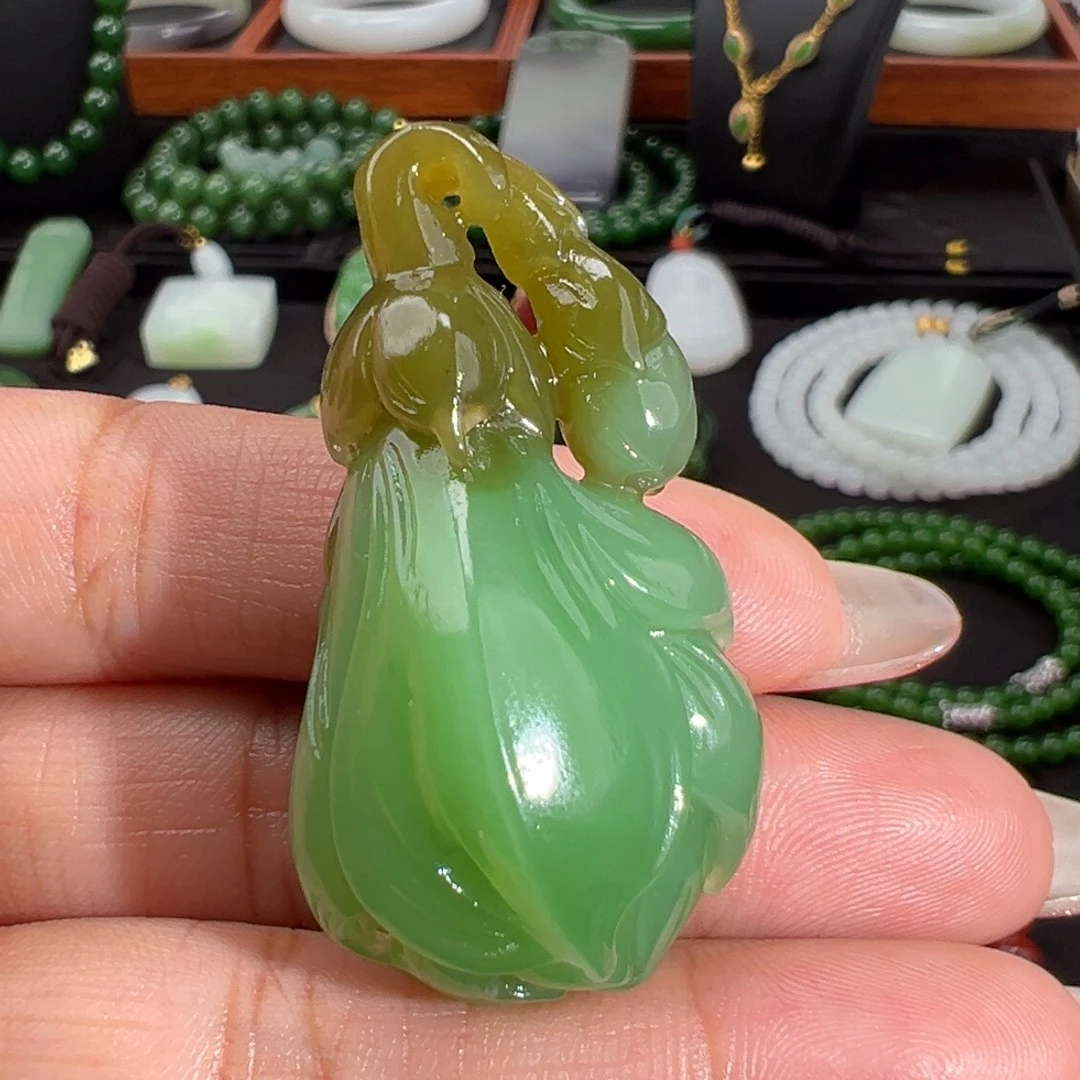 和田玉（碧玉）未镶嵌颈饰果绿俏双色玉兰花