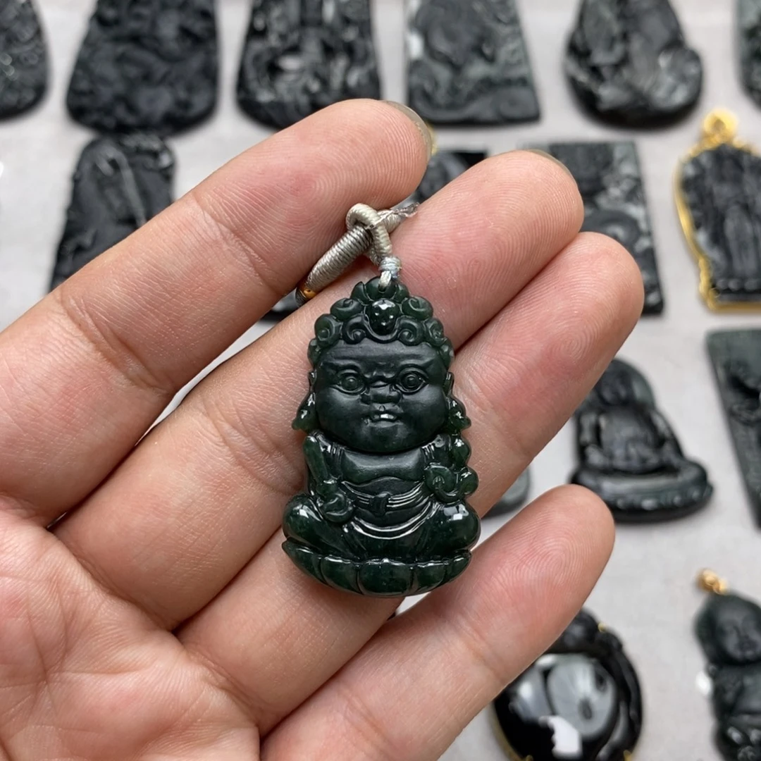 翡翠未镶嵌颈饰不动