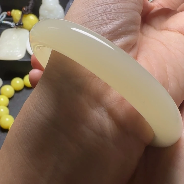 新疆老料蜂蜜水圆条手镯