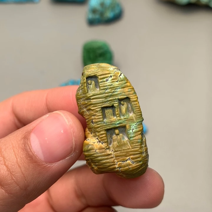 绿松石未镶嵌颈饰